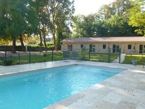 Een buitenzwembad en een verwarmd zwembad