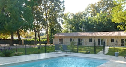 2/4-person gîte with small garden and shared swimming pool
