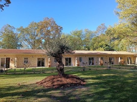 Exterior. 2/4-person gîte with small garden and shared swimming pool