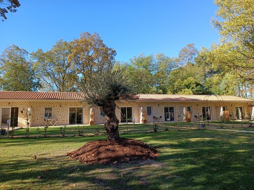 2/4-person gîte with small garden and shared swimming pool