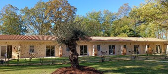 2/4-person gîte with small garden and shared swimming pool