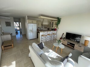 Téléviseur connecté, lecteur de DVD, livres, chaîne audio