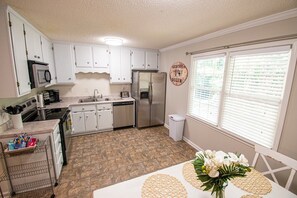 Fridge, microwave, oven, stovetop - The "Hartwell" House (Hartwell)