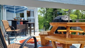 Outdoor dining - Firefly Cottage (Mio)