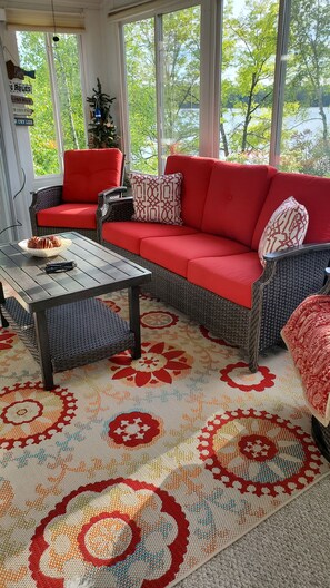 Smart TV, fireplace - Firefly Cottage (Mio)