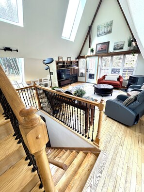 スマートテレビ、暖炉、書庫