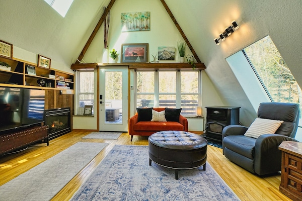 Smart TV, chimenea y libros