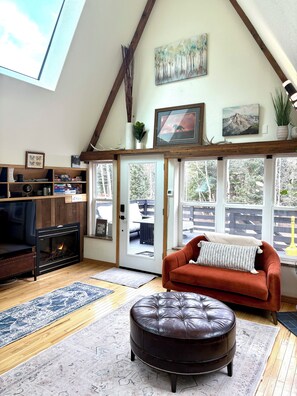 スマートテレビ、暖炉、書庫