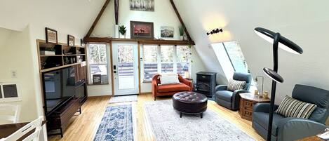 Una Smart TV, una chimenea, libros