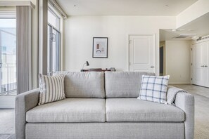 TV, stereo - Lovely Palo Alto 2BR w/ AC, Pool & W/D, walkable location, by Blueground (Palo Alto)