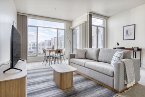 TV, stereo - Lovely Palo Alto 2BR w/ AC, Pool & W/D, walkable location, by Blueground (Palo Alto)