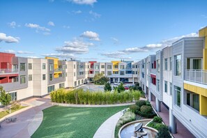 Exterior - Lovely Palo Alto 2BR w/ AC, Pool & W/D, walkable location, by Blueground (Palo Alto)