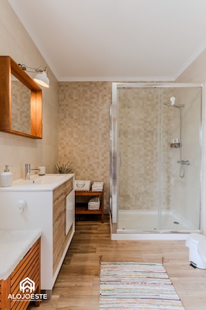 Douche, sĂšche-cheveux, bidet, serviettes fournies