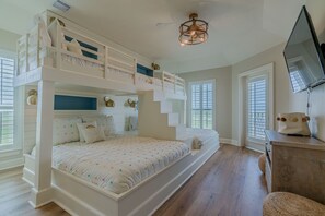 4 habitaciones, tabla de planchar con plancha y cuna de viaje 