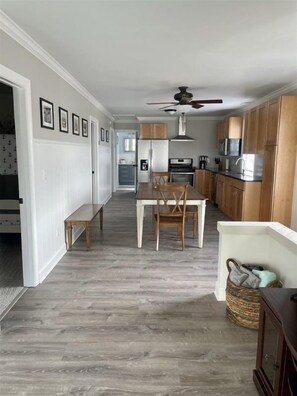คอนโด (WW407 West Tacony Avenue, 3rd Floor) | ห้องนั่งเล่น | สมาร์ททีวี