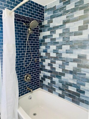 Condo (WW407 West Tacony Avenue, 3rd Floor) | Salle de bain | Serviettes fournies