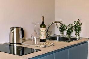 Romantische studio suite, 1 slaapkamer, balkon, uitzicht op wijngaard | 1 slaapkamer, een kluis op de kamer, een bureau, gratis wifi