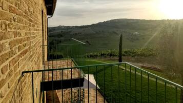 Chambre Supérieure, 1 grand lit, balcon, vue vignoble