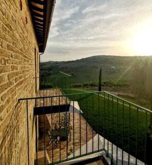 Chambre Supérieure, 1 grand lit, balcon, vue vignoble