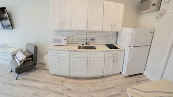 Réfrigérateur, micro-ondes, plaque de cuisson, cafetiÚre/bouilloire