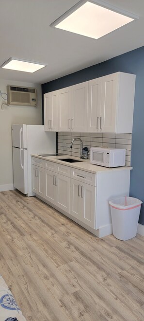 Fridge, microwave, stovetop, coffee/tea maker