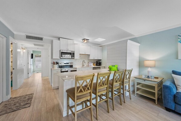 Kjøleskap, mikrobølgeovn, ovn og kokeplater