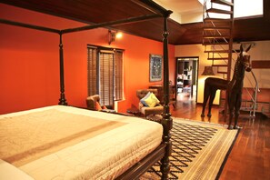 5 bedrooms, desk, iron/ironing board, travel crib