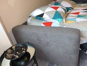 1 bedroom, desk, soundproofing, WiFi