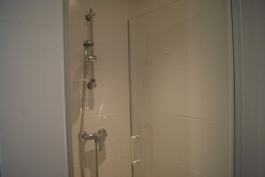 Habitación clásica | Baño | Ducha y toallas