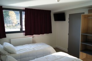 Classic Room | Blackout curtains, iron/ironing board, travel cot, free WiFi - Le Piroulet (Vassieux-en-Vercors)