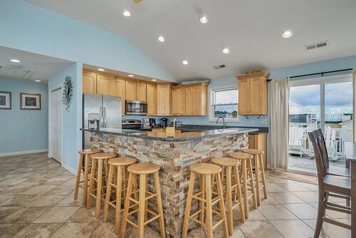 Beautiful Beach Palace With a Gorgeous View!