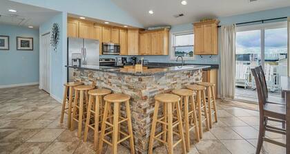 Beautiful Beach Palace With a Gorgeous View!