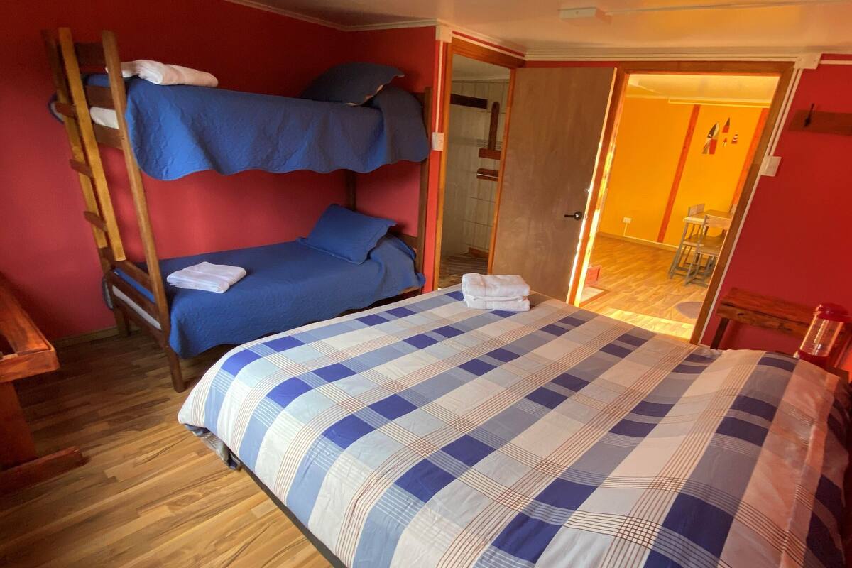 Cortinas blackout, muebles diferentes y ropa de cama 