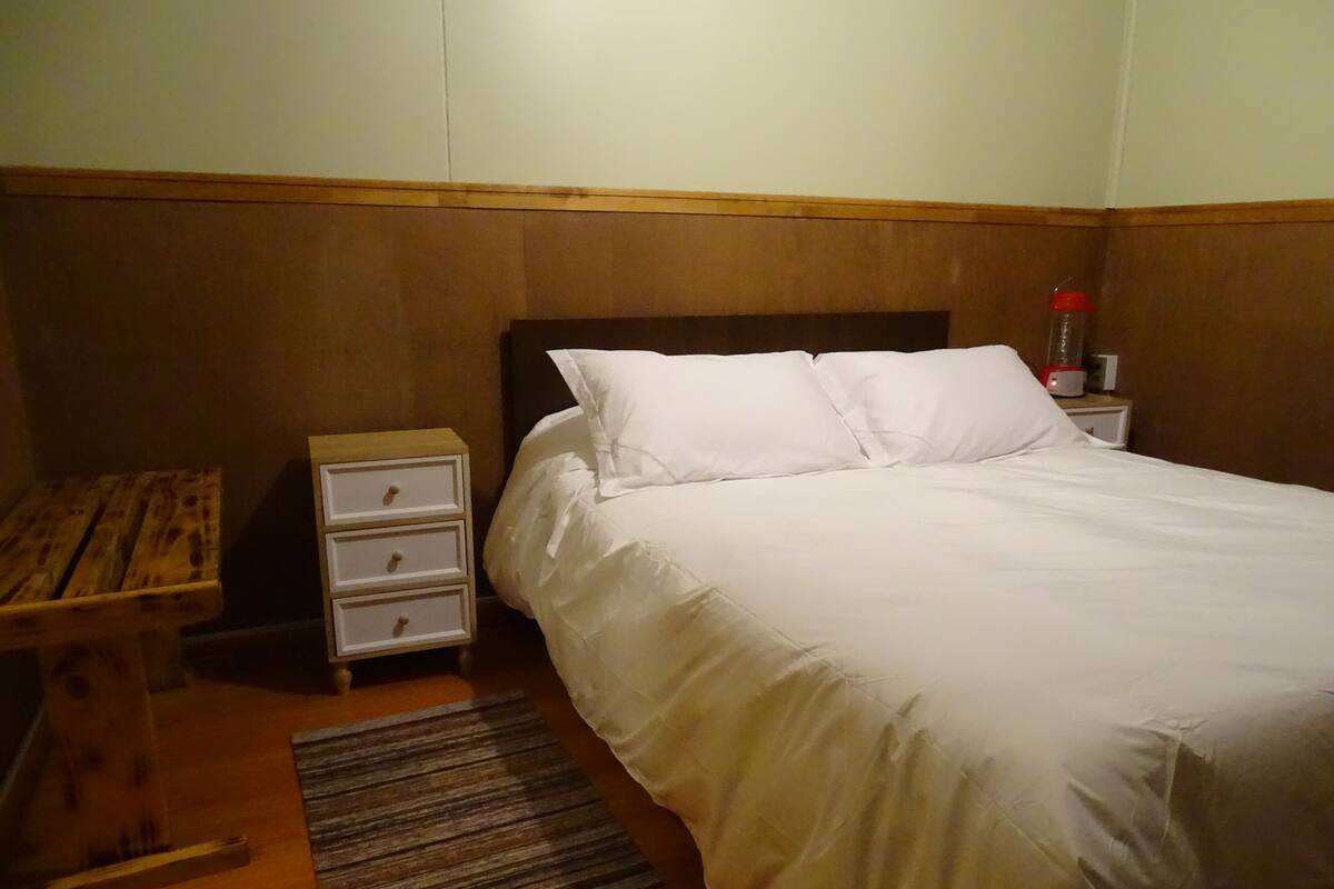 Cortinas blackout, muebles diferentes y ropa de cama 