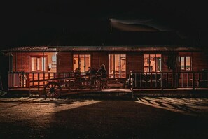 Fachada de la propiedad por la tarde o noche