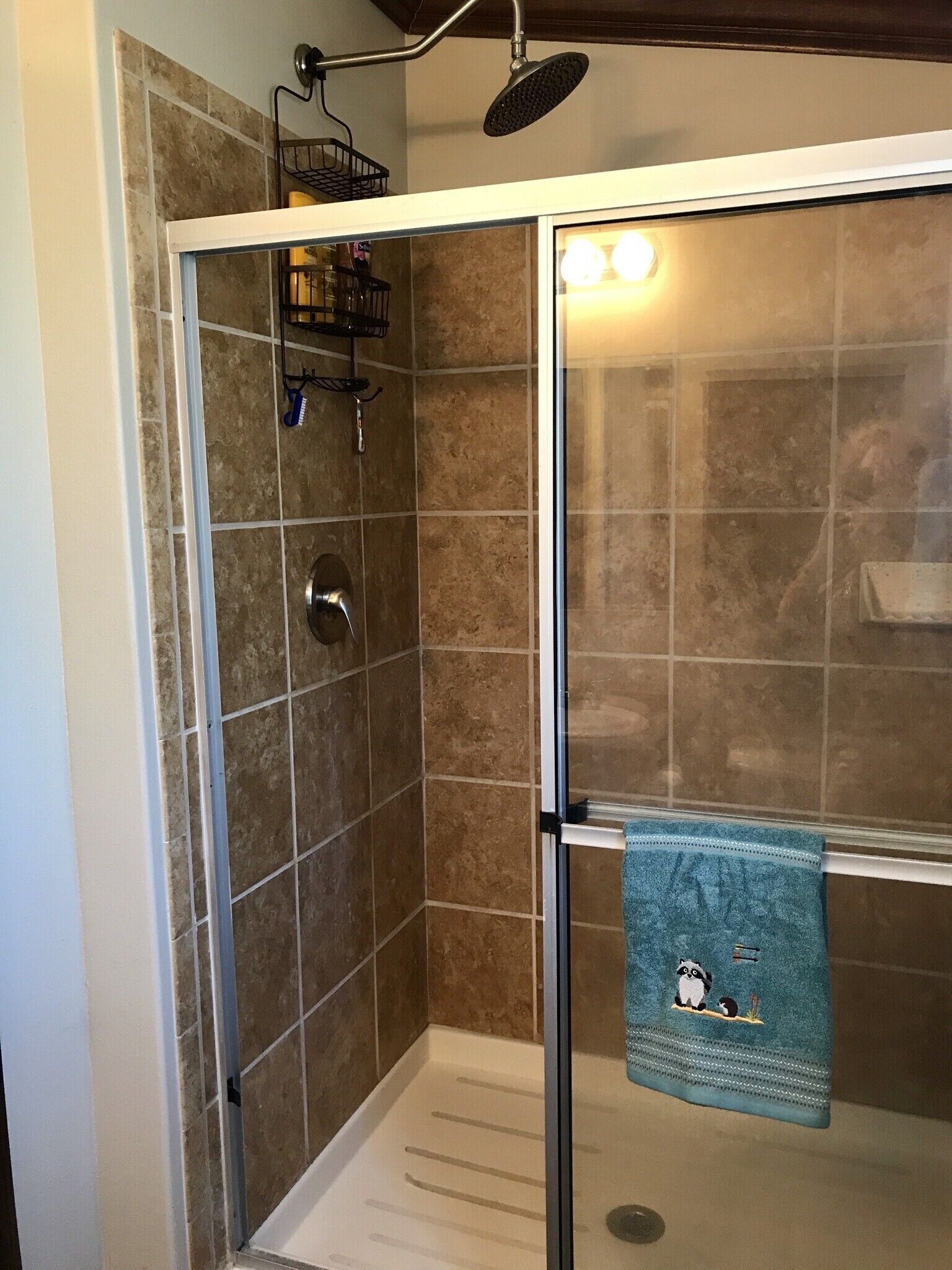 Douche, serviettes fournies, papier toilette