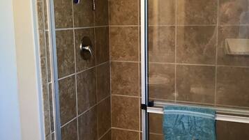 Dusch, handdukar och toalettpapper