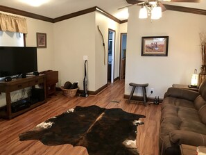 Smart TV - Country Cottage, 40 Acres, Outdoor Kitchen  w/ B-que, Campfire, & Horse Stables. (LaBelle)