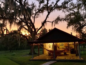 Exterior - Country Cottage, 40 Acres, Outdoor Kitchen  w/ B-que, Campfire, & Horse Stables. (LaBelle)