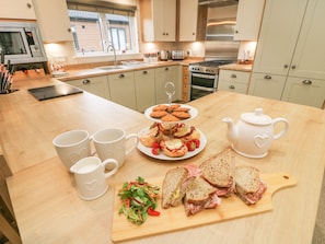 Cottage | Private kitchen | Fridge, microwave, dishwasher, electric kettle