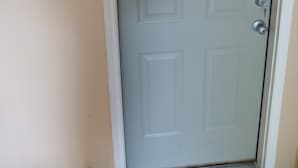 Una porta chiusa con pannello rettangolare e una serratura.