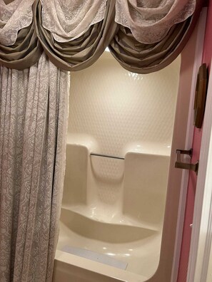 Hair dryer, towels, soap, shampoo - Home away from home Classic 4BR 2.5BR (Blakely)