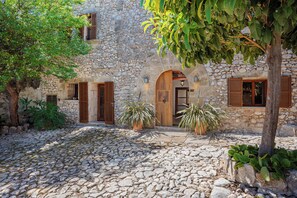 Exterior detail - Villa Pontarro (Pollença)