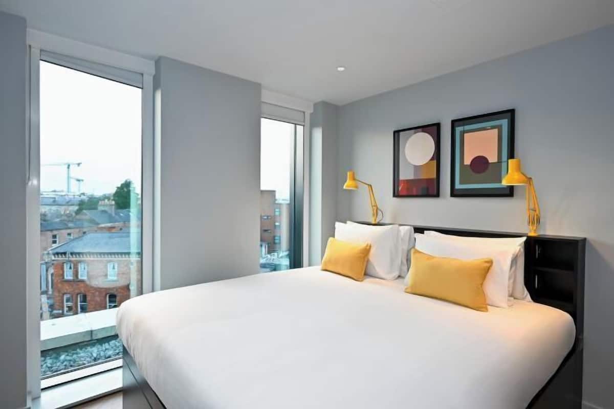 1 Schlafzimmer, hochwertige Bettwaren, Zimmersafe, Verdunkelungsvorhänge