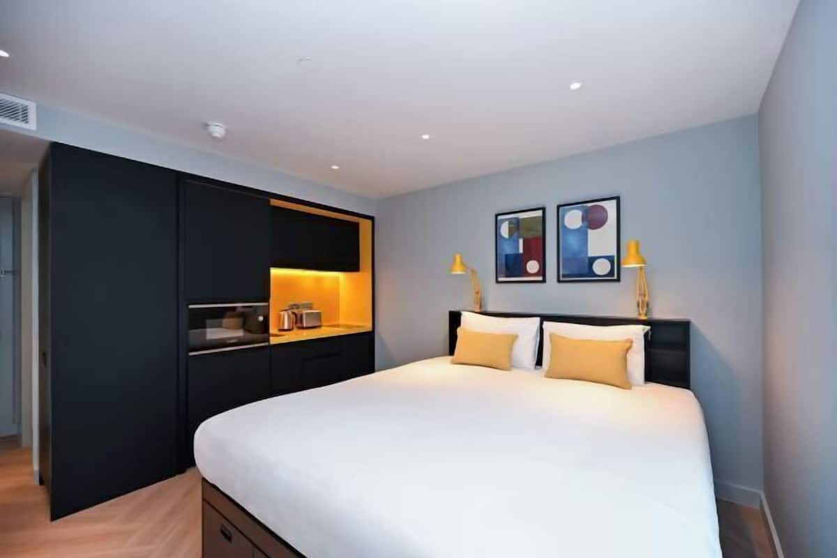1 Schlafzimmer, hochwertige Bettwaren, Zimmersafe, Verdunkelungsvorhänge