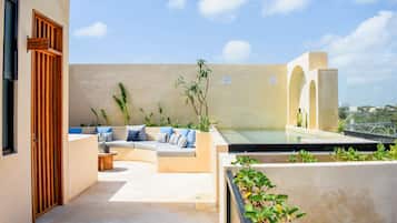 Una piscina al aire libre, sillones reclinables de piscina