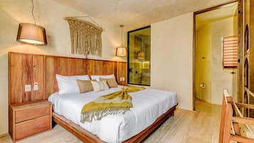 Junior Suite Pool | Hypo-allergenic bedding, minibar, individually decorated