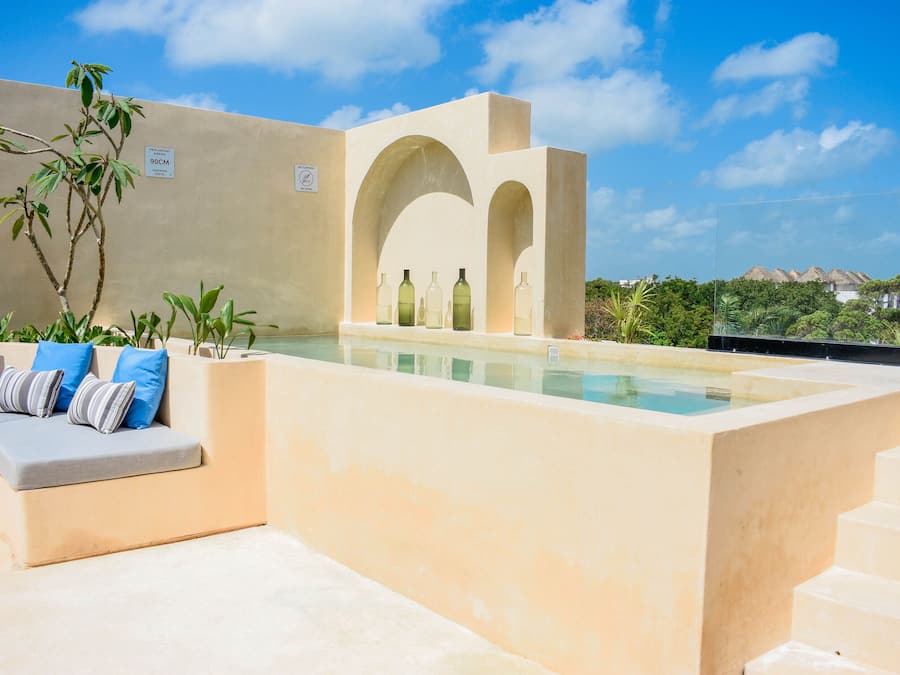 Una piscina al aire libre, sillones reclinables de piscina