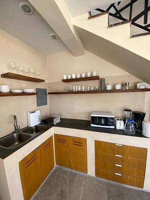 Microondas, cafetera y tetera, tostadora y licuadora 