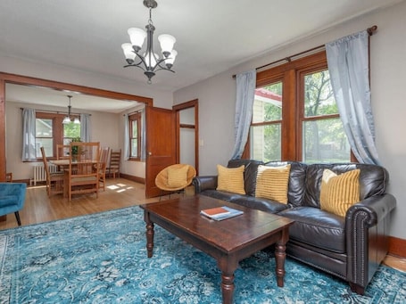 Smart TV. Pet-Friendly 4BR Home, Walk to Downtown